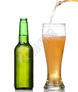从白色背景上隔离的瓶子里倒啤酒图片