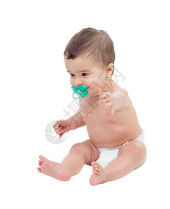 6个月的婴儿在尿布里用白色背景隔图片