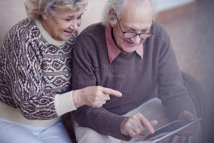 老年夫妻在家里使用数字平板电脑的年图片