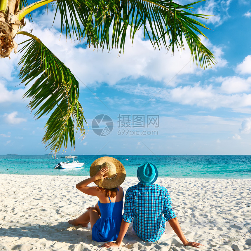 马尔代夫热带海滩上穿着蓝衣服图片