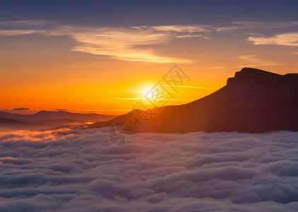 在克里米亚高山的日落图片