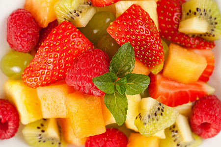 以草莓葡萄菠萝基维坎塔罗普和莓为健康新鲜水果沙拉图片