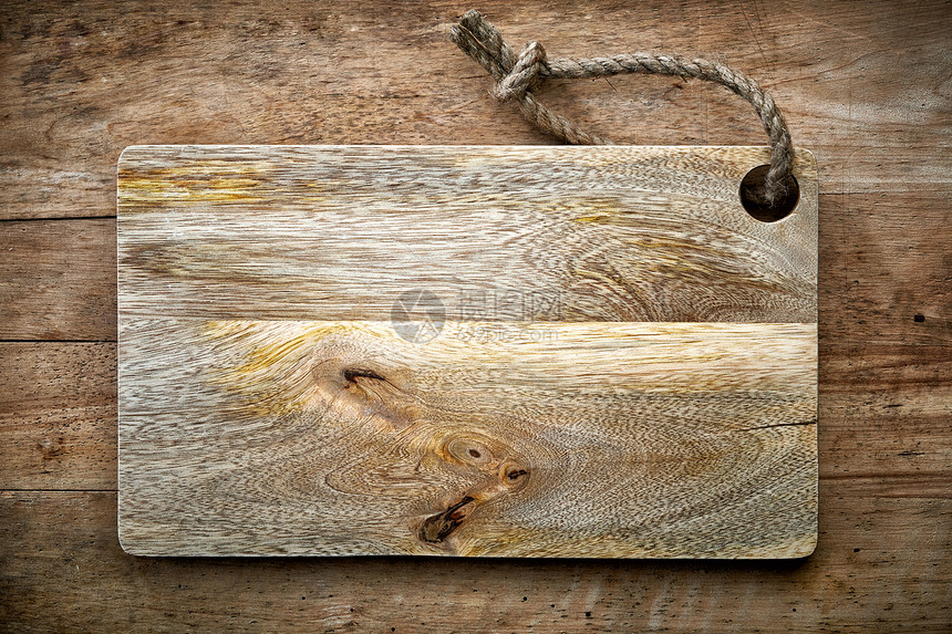 旧木桌上的木制切菜板的顶视图图片