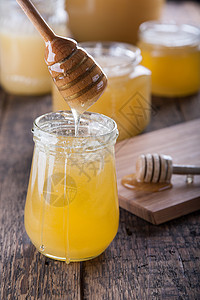 蜂蜜从一个木制蜂蜜夹图片