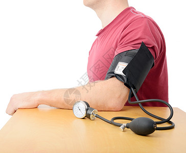用白色背景的血压计检查血压的特写镜头图片