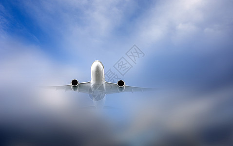 刚从云端飞出的飞机背景图片