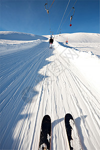 山上滑雪缆车上的人图片