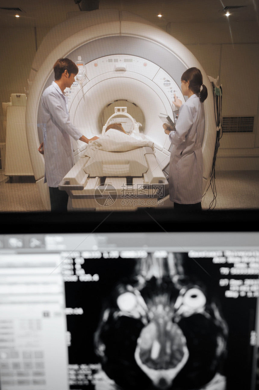 兽医生在MRI扫描室工作图片