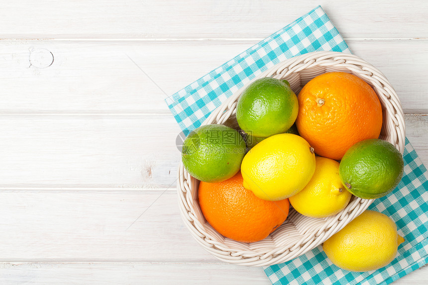 篮子中的柑橘水果橙子柠檬和柠檬图片