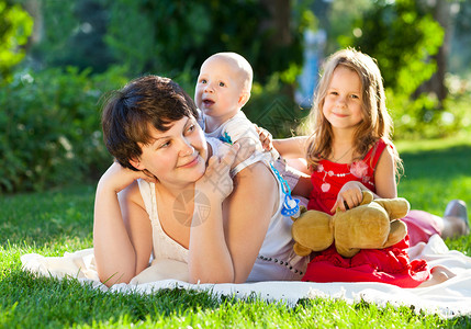 快乐的妈和孩子一起在公园里玩耍图片
