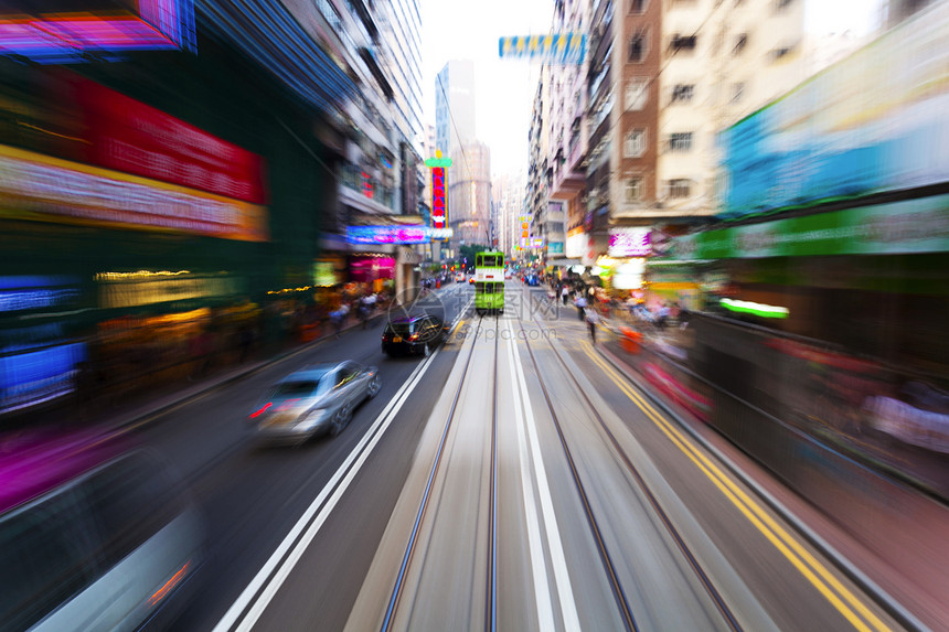 现代城市香港街的交通阻图片