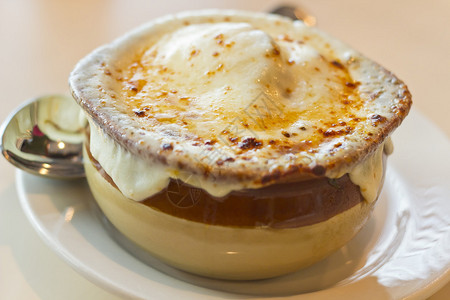法式洋葱汤配香脆格鲁耶尔奶酪烤至完美背景图片