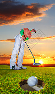 男子打高尔夫图片