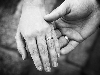 有结婚戒指的静物两只手图片