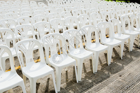 庆祝和户外活动中的白色塑料椅子图片
