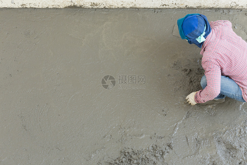 石膏水泥工人在建筑房屋的地图片