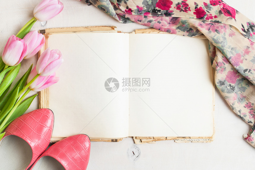粉色郁金香与芭蕾舞鞋和围巾在白色木桌上春天别致的背景图片