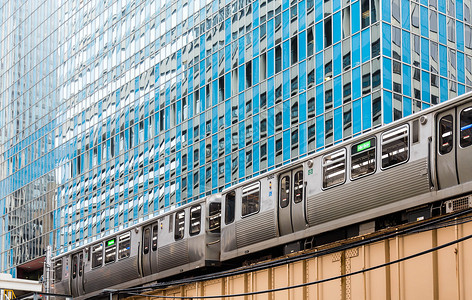 芝加哥市中心的客运列车在蓝色玻璃办公室塔图片