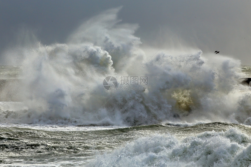 来自葡萄牙北部海岸的一个码头的暴风雨巨浪图片