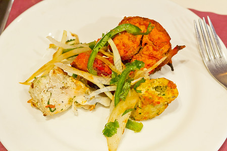印度烤鸡配青椒豆芽和洋葱片图片