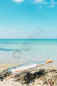 海滩上有信息的瓶子为您的文字留出空间图片