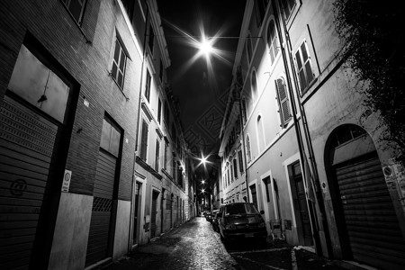 罗马早晨街道的黑白照片图片