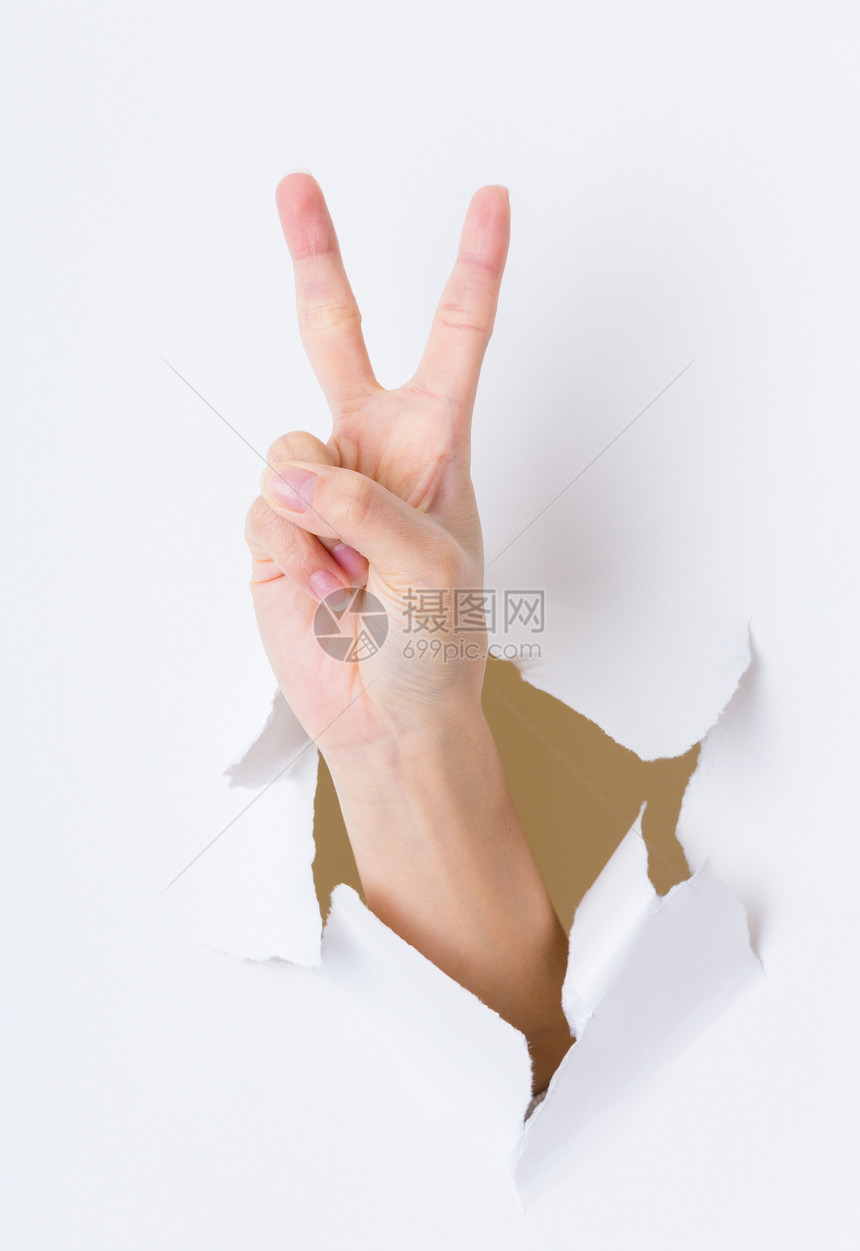 用两根手指着纸墙的女人手图片
