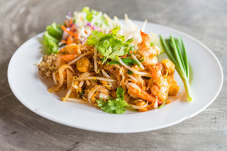 白盘中的泰式炒面泰国菜图片