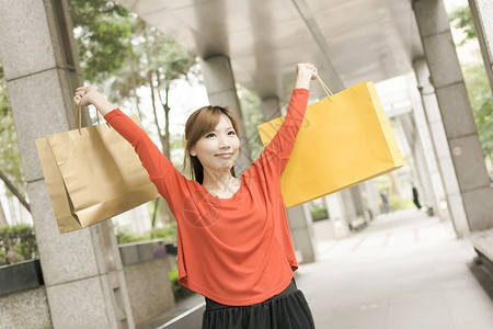亚洲北商业及商业中心西尼区街头购物的年轻微笑女图片