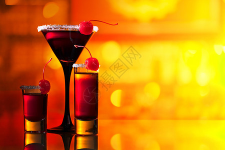 酒吧玻璃桌上的樱桃酒精饮料图片
