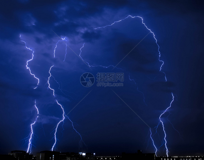 夜间雷暴图片