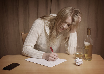 心爱的年轻女人写信桌上放背景图片