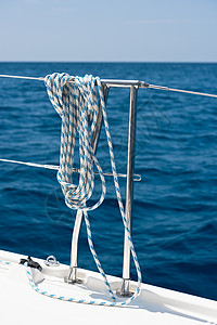 一条绳索系在游艇上的救生索上海洋背景图片