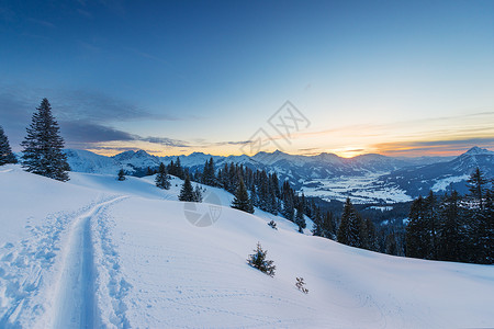 在冬天日落的奥地利山滑雪道图片