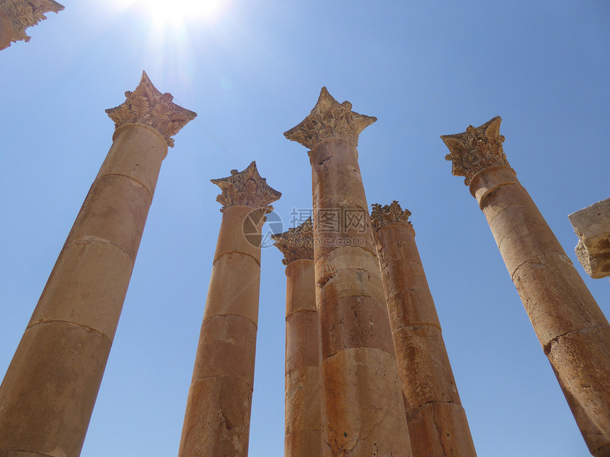 近两千年前建造的这些柱子被设计成可以轻摇摆图片