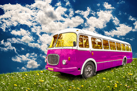 复古巴士停在蓝天背景的草地上图片