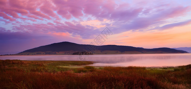 美丽的早晨湖上太阳升起粉红图片