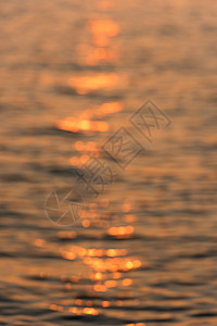 日落时水面的模糊背景图片