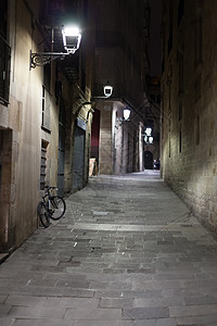 晚上街灯照亮的空窄小巷子图片