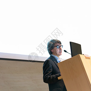 演讲者在商务会议的讲台上发表演讲商业和创业专家在报告厅展示他的工图片