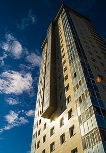 现代高楼公寓街区延伸至蓝色图片