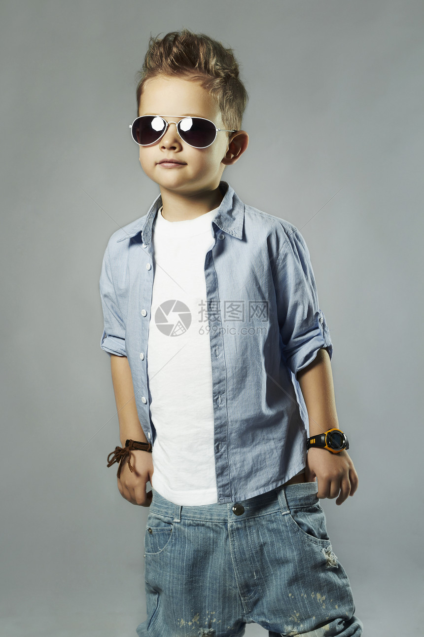 时装小男孩戴太阳眼镜时尚小孩穿牛仔图片