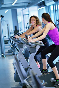 两名妇女在现代运动体育馆健身班工作图片