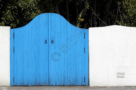 带白墙的旧木蓝色门图片