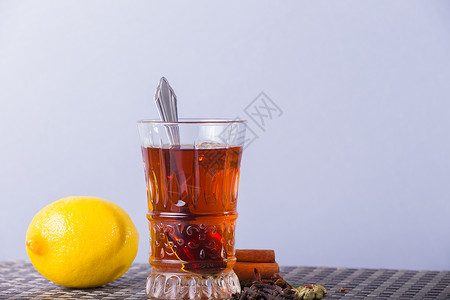 热茶加柠檬浅色背景的茶图片