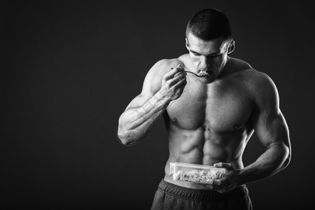 强壮健康的男人在黑色背景上摆姿势健美运动员健康饮食和健康生图片