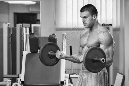 健身房里的男人男人用杠铃锻炼运动力量哑铃紧张锻炼健康生图片