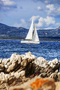 游艇在意大利撒丁岛附近图片