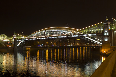 位于莫斯科莫斯科河的钢拱门行人桥图片