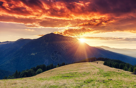 山在阳光下发光早晨阴天戏剧风景喀尔巴阡图片